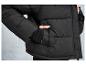 Blouson matelassé noir avec poche et poignets.