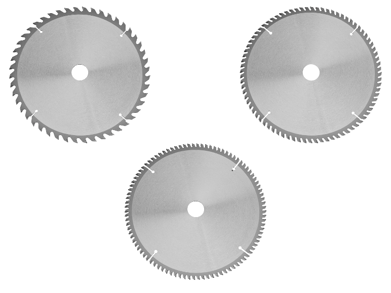 Trois lames de scie circulaire sur fond blanc.