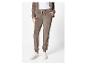 Pantalon de survêtement gris foncé avec des baskets blanches