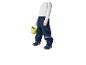 Enfant en pantalon imperméable bleu foncé et t-shirt gris, tenant un seau vert.