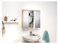 Meuble salle de bain avec miroir, étagères et produits cosmétiques.