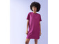 Une femme porte une robe en T-shirt rose.