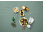 Miel en pot et bol avec rayon de miel, salade aux œufs, décorations de Noël sur fond vert.