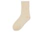 Chaussettes beiges avec des points antidérapants.