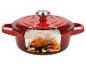 Cocotte en fonte rouge avec un poulet rôti et des légumes à l'intérieur.