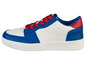 Des baskets blanches avec des détails bleus et rouges.