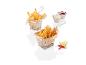 Nuggets de poulet, frites et sauces dans des paniers en fil métallique.