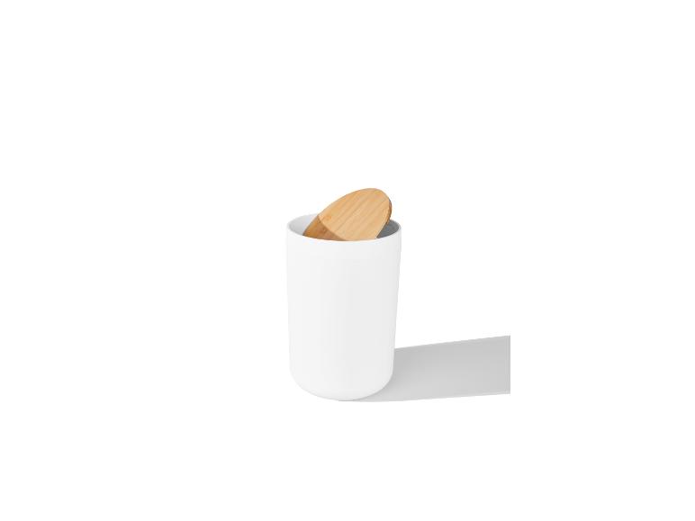 Un récipient de salle de bain blanc avec un couvercle en bois.