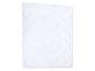 Couette blanche matelassée avec un motif ondulé.