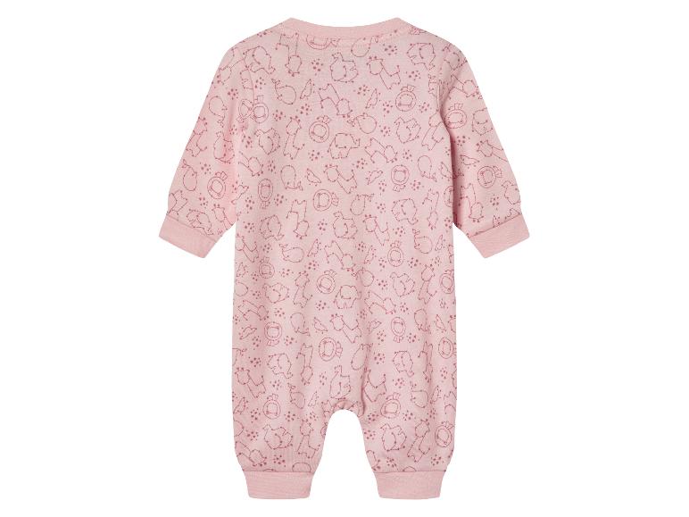 Combinaison bébé rose à motifs animaux.