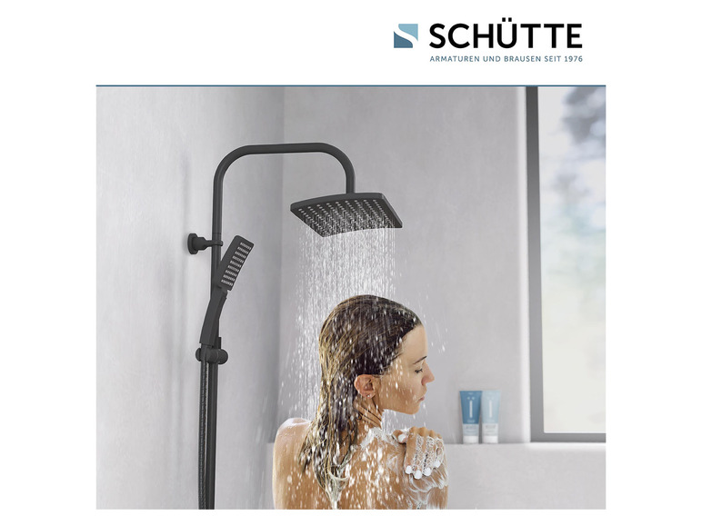 Une femme sous une douche Schütte noire.