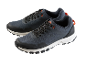Une paire de chaussures de sport grises et noires de la marque Karhu.