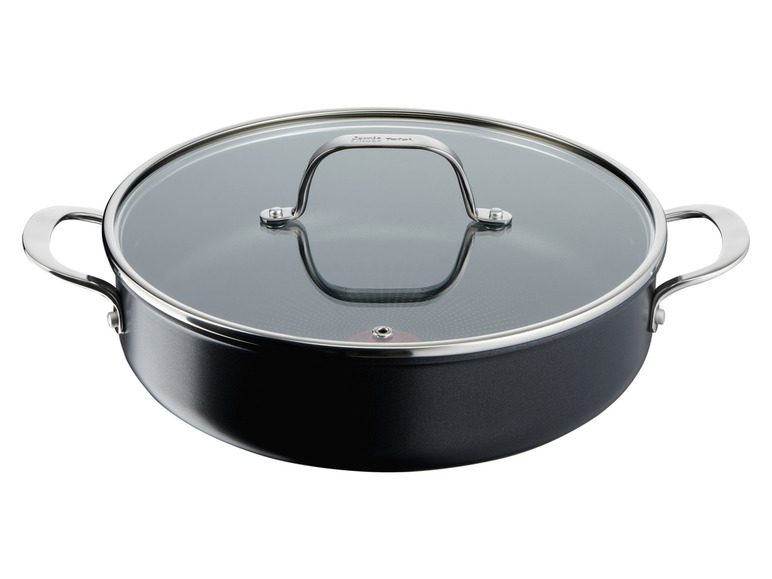 Une casserole noire avec un couvercle en verre de la marque Tefal.