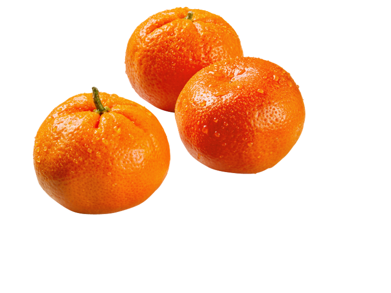 Trois mandarines juteuses avec des gouttelettes d'eau sur fond noir.
