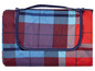 Une couverture de pique-nique pliée avec des carreaux bleus et rouges.