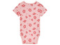 Un body bébé rose avec des fleurs d'hibiscus rouges.