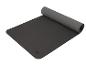 Un tapis de yoga gris et noir enroulé de Crivit.