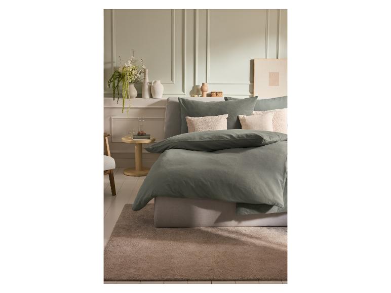 Drap-housse en jersey et lin LIVARNO® sur un lit fait.