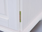 Une armoire blanche avec une charnière.