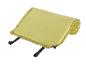 Matelas de camping jaune, compact et léger.