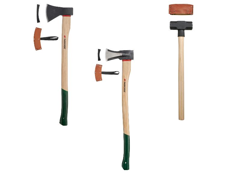 Deux haches et une masse, toutes avec des manches en bois et des protections.