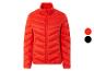 Une veste matelassée orange pour femme.