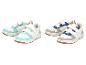 Deux paires de baskets pour enfants à scratch: turquoise-blanc et bleu marine-gris.