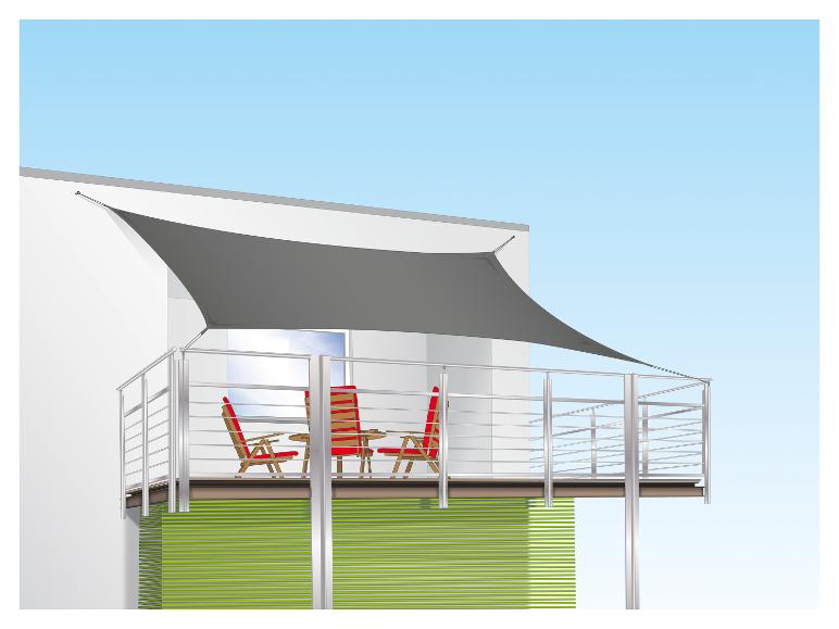 Un store gris au-dessus d'un balcon avec des chaises et une table rouges.