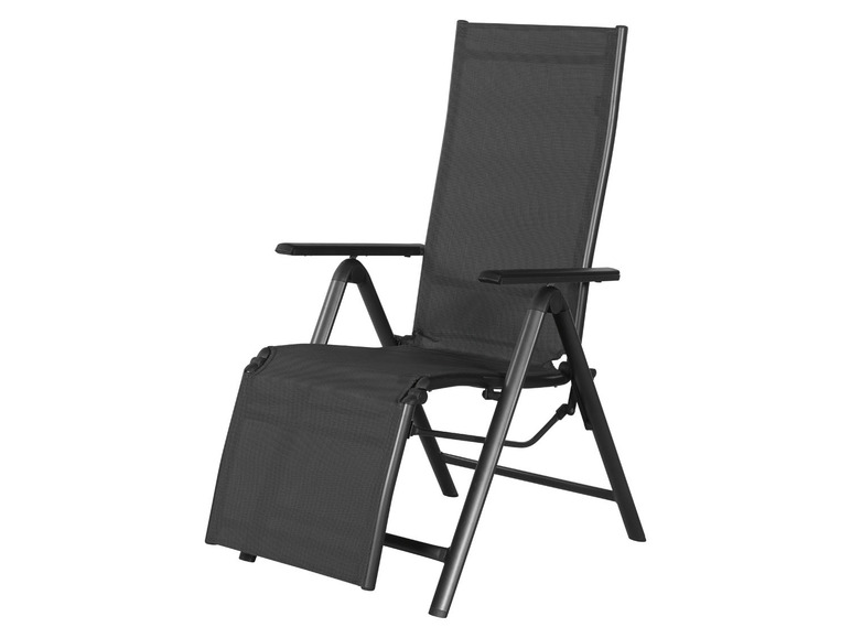 Chaise pliante noire avec repose-pieds.