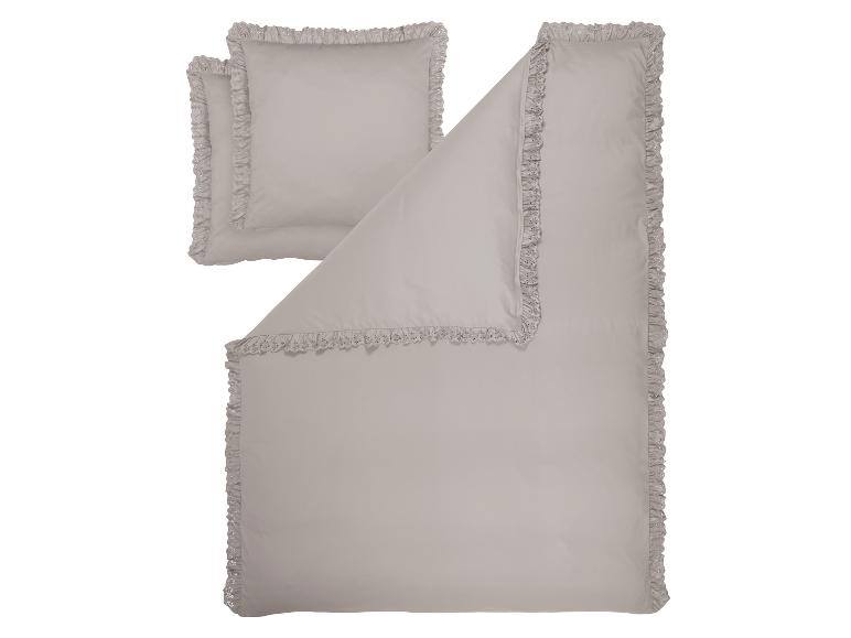 Parure de lit grise avec housse de couette et oreillers à volants brodés.