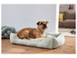Un chien dans un lit pour chien Zoolight vert.