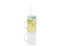 Un verre en verre avec une poignée et une paille, rempli d'une boisson au citron.