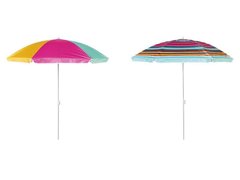 Deux parasols de plage colorés, l'un à panneaux unis et l'autre à rayures.