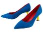 Deux paires de escarpins bleus avec des talons jaunes.