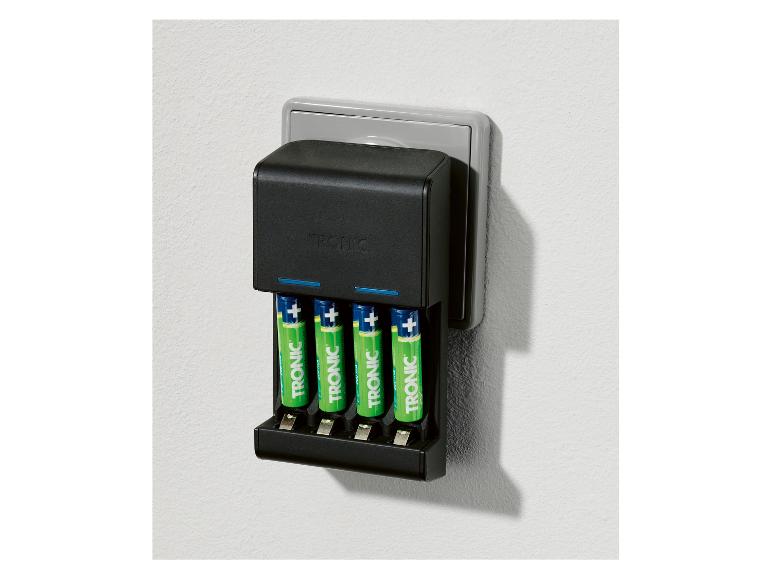 Chargeur de batteries Tronics avec quatre piles rechargeables.
