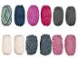 Une collection de pelotes de laine de différentes couleurs et textures, y compris unies, chinées et moelleuses.