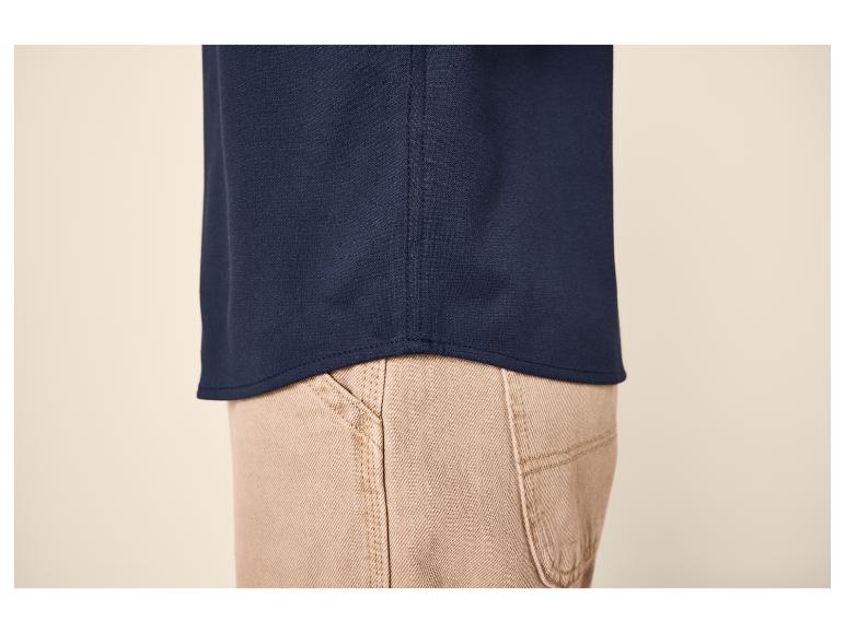 T-shirt bleu marine et pantalon beige