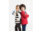 Deux enfants avec des talkies-walkies, souriants et dos à dos.