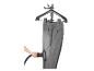 Pantalon gris sur cintre, défroissé avec un défroisseur à main.