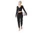Femme en haut et pantalon de sport noirs, tenant un ballon de pilates gris.
