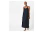 Robe longue bleue marine et sandales plates : look estival élégant.