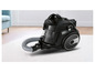 Un aspirateur Bosch noir avec un tuyau sur un tapis blanc.