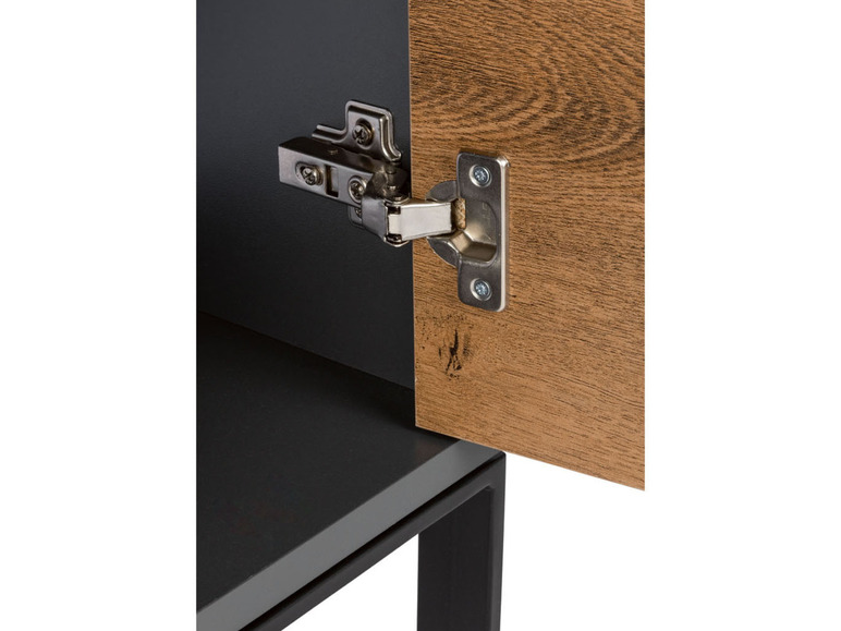 Une porte de placard en bois avec des charnières visibles.