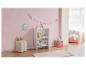 Bibliothèque blanche avec des jouets et des décorations dans une chambre d'enfant.