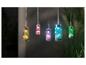 Guirlandes lumineuses en forme de fioles colorées avec des pierres décoratives.