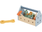 Boîte à outils en bois avec des outils colorés et une clé jaune.