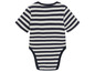 Un body bébé à rayures blanches et bleues à manches courtes.