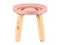 Un tabouret en bois rose avec un motif arc-en-ciel.