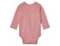 Une grenouillère rose pour bébé à manches longues.