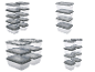 Plusieurs piles de contenants alimentaires en plastique transparent avec couvercles gris.